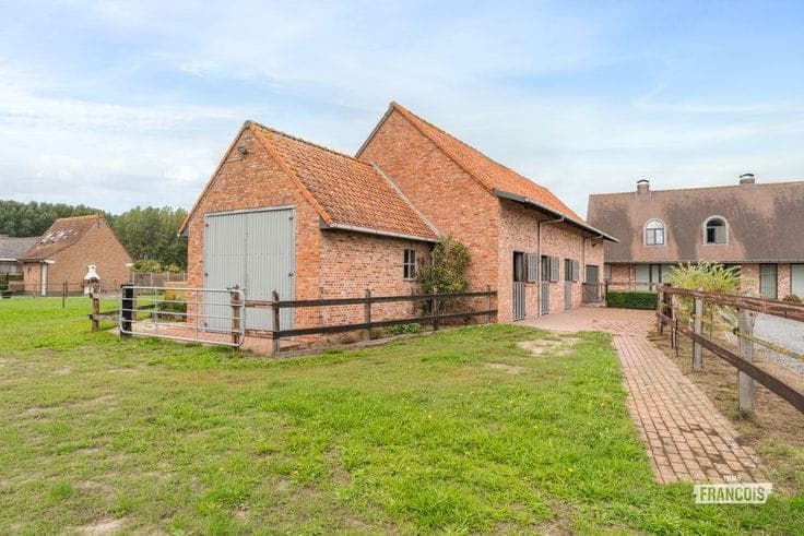 Spacious countryside property with equestrian facilities on…