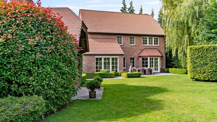Timeless villa with south-facing garden on approximately 2,