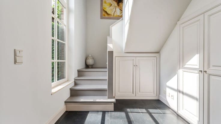 Timeless villa with south-facing garden on approximately 2,