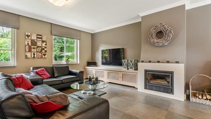 Timeless villa with south-facing garden on approximately 2,