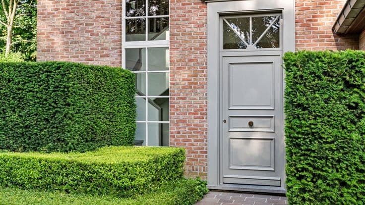 Timeless villa with south-facing garden on approximately 2,