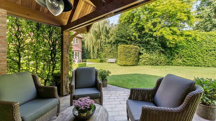Timeless villa with south-facing garden on approximately 2,