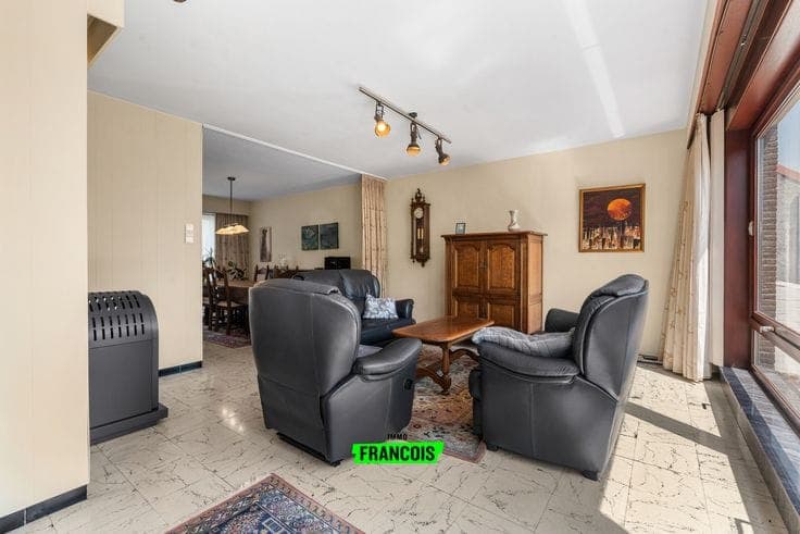 Spacious raised ground-floor house on a quiet street in the…