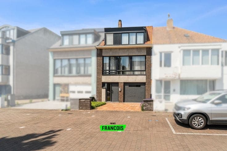 Spacious raised ground-floor house on a quiet street in the…