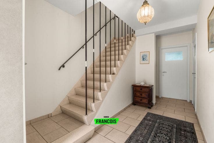 Spacious raised ground-floor house on a quiet street in the…