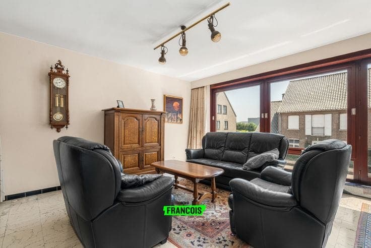 Spacious raised ground-floor house on a quiet street in the…