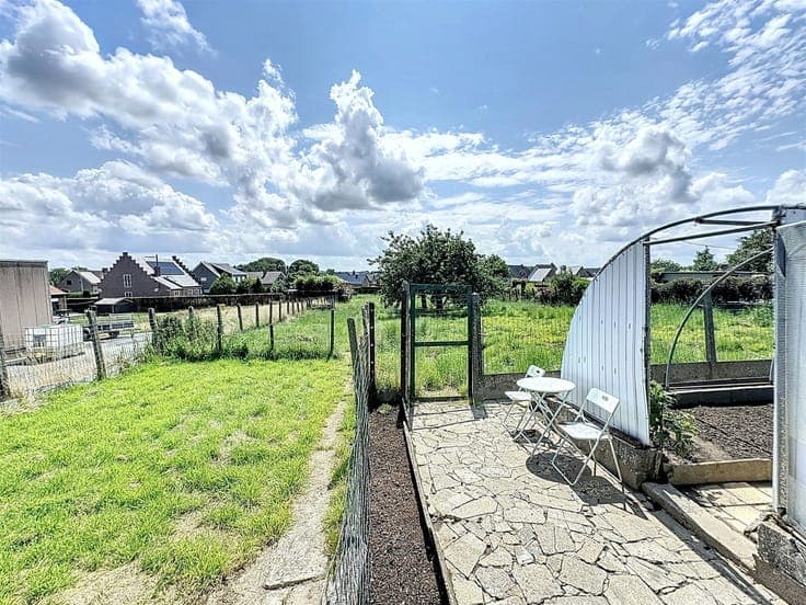House to Renovate with 4 Bedrooms, Garage & Beautiful Garden