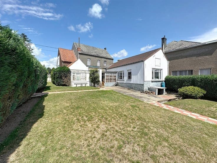 House to Renovate with 4 Bedrooms, Garage & Beautiful Garden