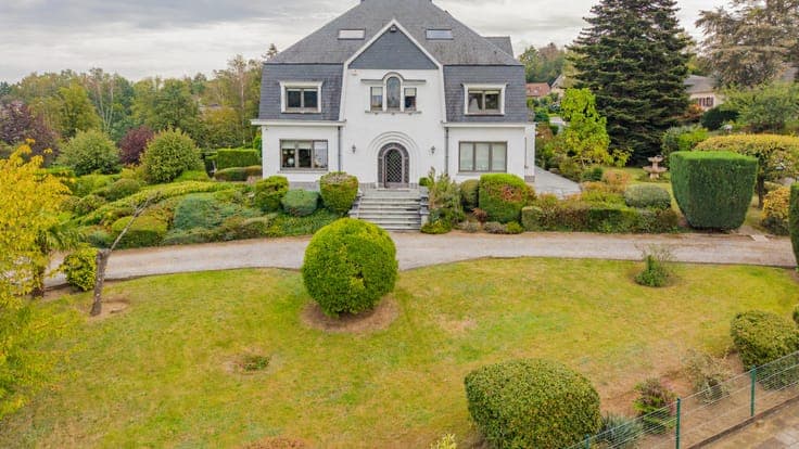 Characterful villa with 5 beds, studio and 33are garden