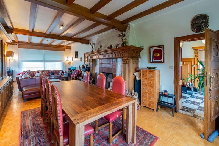 Characterful villa with 5 beds, studio and 33are garden