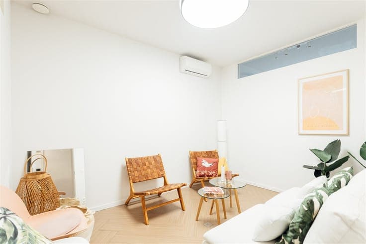 Opbrengsteigendom met praktijk en duplex appartement