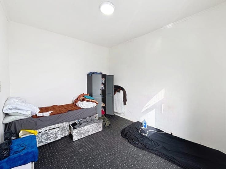 LARGE SINGLE-FAMILY HOUSE WITH 5 BEDROOMS AND GARDEN