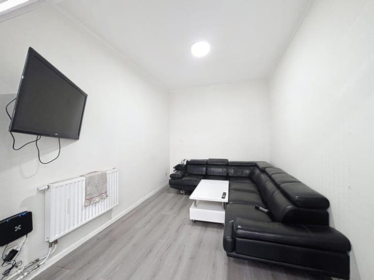 LARGE SINGLE-FAMILY HOUSE WITH 5 BEDROOMS AND GARDEN