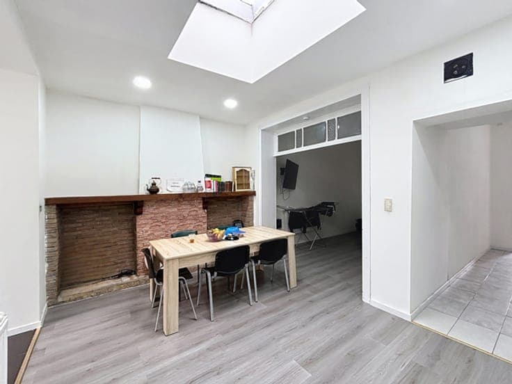 LARGE SINGLE-FAMILY HOUSE WITH 5 BEDROOMS AND GARDEN