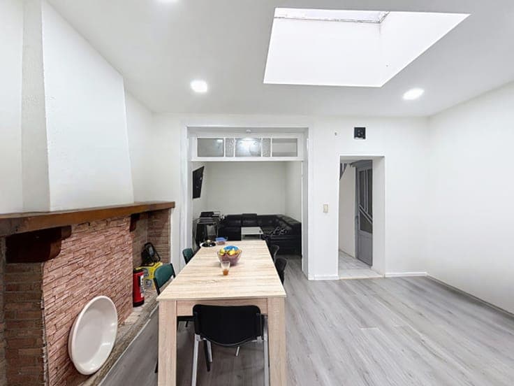 LARGE SINGLE-FAMILY HOUSE WITH 5 BEDROOMS AND GARDEN