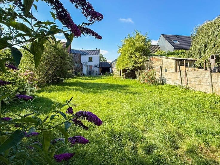 Te koop, verder af te werken woning met garage en tuin te...