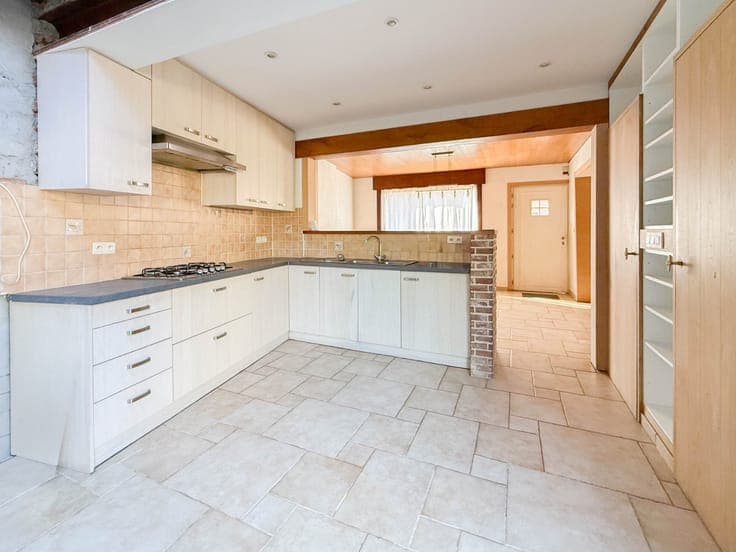 Te koop, verder af te werken woning met garage en tuin te...