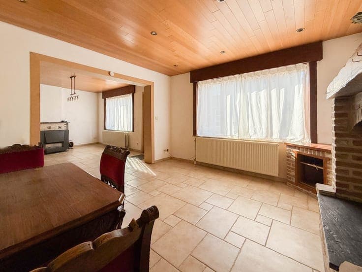 Te koop, verder af te werken woning met garage en tuin te...