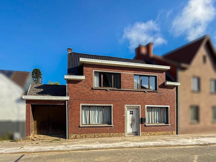 Te koop, verder af te werken woning met garage en tuin te...