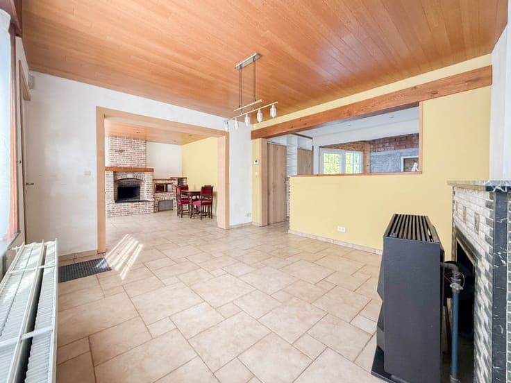 Te koop, verder af te werken woning met garage en tuin te...