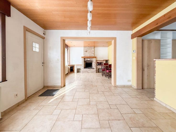 Te koop, verder af te werken woning met garage en tuin te...