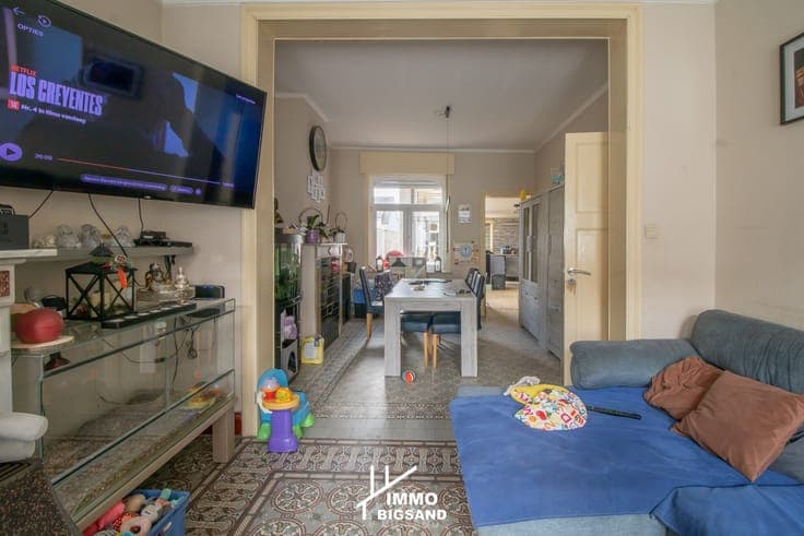 Halfopen woning met 4 slaapkamers, zijwaartse diepe oprit...