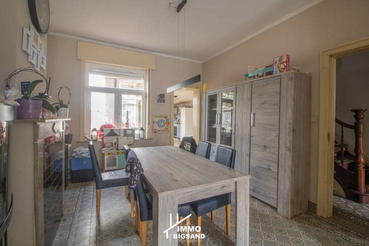 Halfopen woning met 4 slaapkamers, zijwaartse diepe oprit...