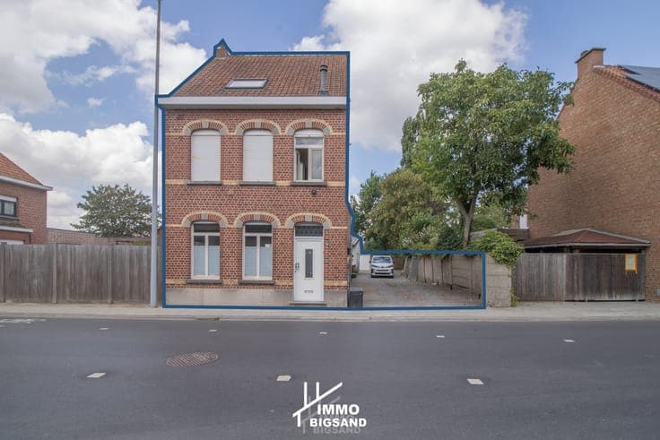 Halfopen woning met 4 slaapkamers, zijwaartse diepe oprit...