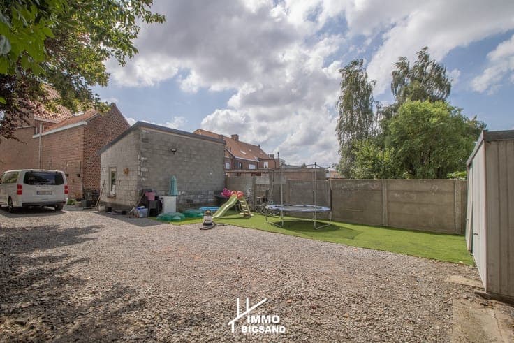 Halfopen woning met 4 slaapkamers, zijwaartse diepe oprit...