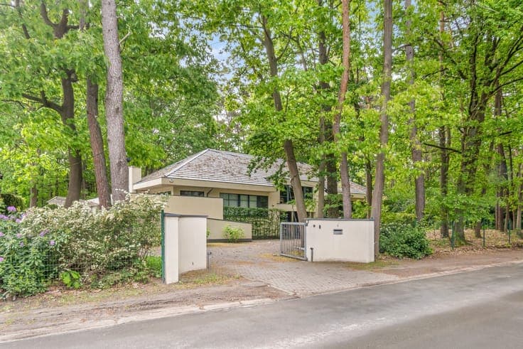 Ruime villa op 30 are in een rustige, bosrijke omgeving t...