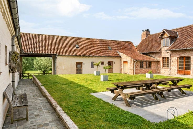 UNIEKE CHARMANT GERENOVEERDE VIERKANTSHOEVE (B&B)