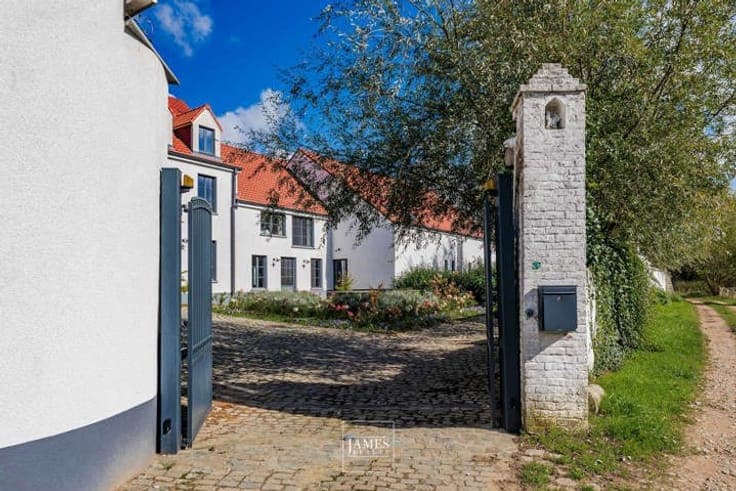 Plancenoit: 1.5 hectare property with building land