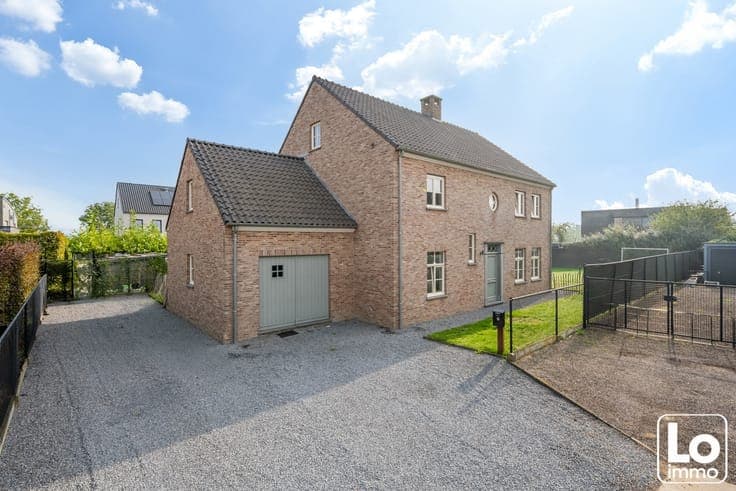 Instap klare ruime open woning met inpandige garage en ee...