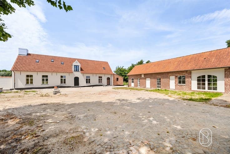 Uniek casco-landhuis met bijgebouw en vijver op TOP ligging!