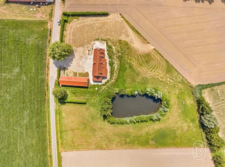 Uniek casco-landhuis met bijgebouw en vijver op TOP ligging!