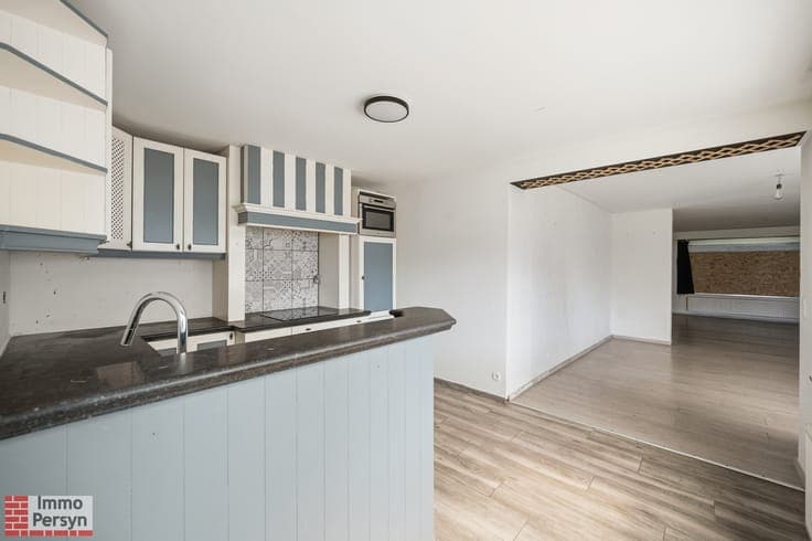 Ruime af te werken woning met nieuw dak, vernieuwde elekt...