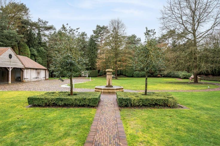 Exclusive villa on approximately 5,000 m² in Pelt