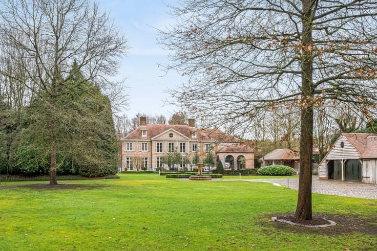 Exclusive villa on approximately 5,000 m² in Pelt