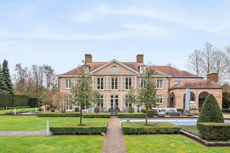 Exclusive villa on approximately 5,000 m² in Pelt
