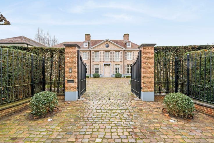 Exclusive villa on approximately 5,000 m² in Pelt