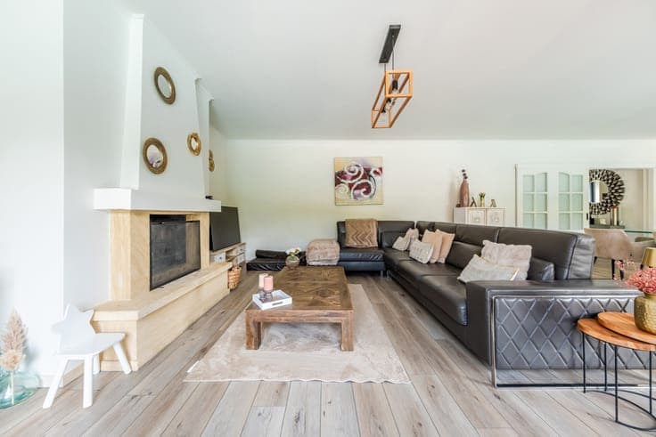 Family villa with swimming pool and southwest-facing garden