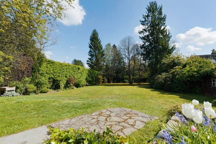 Villa 5 bedrooms on a plot of approximately 20 ares just ste