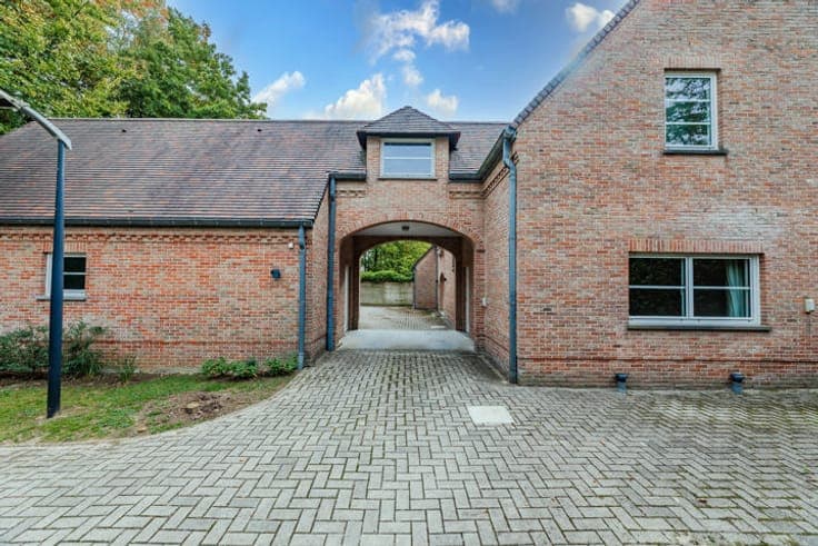 Family villa with swimming pool on 34 acres