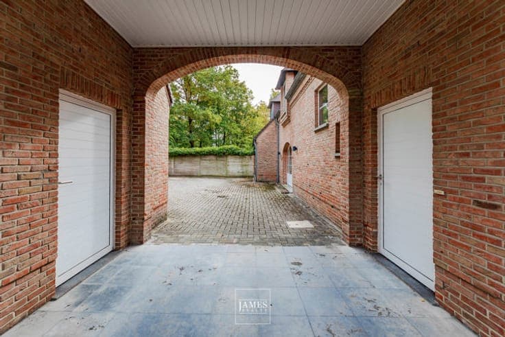 Family villa with swimming pool on 34 acres