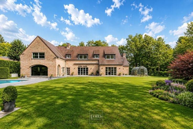 Family villa with swimming pool on 34 acres