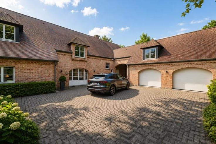 Family villa with swimming pool on 34 acres