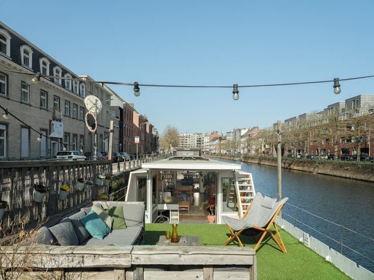 Unique living on the water in a prime location in Ghent