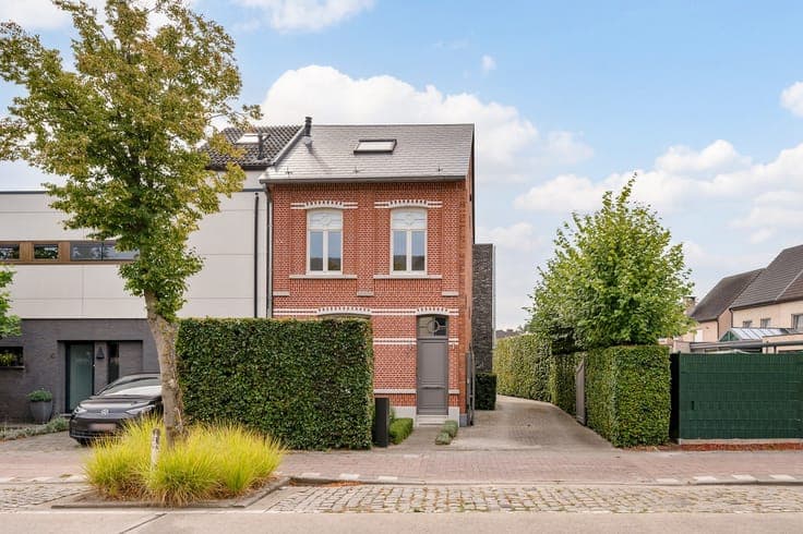Halfopen woning op toplocatie met zwemvijver en garage.