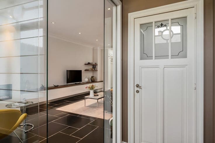 Halfopen woning op toplocatie met zwemvijver en garage.