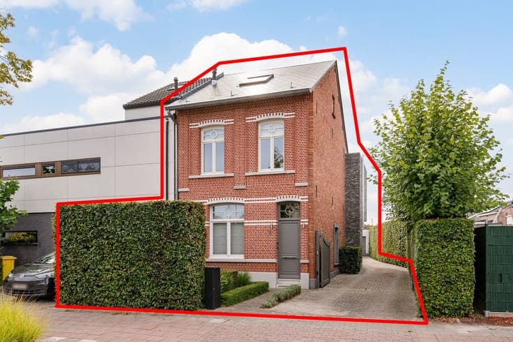 Halfopen woning op toplocatie met zwemvijver en garage.